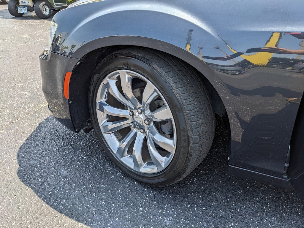 Chrysler 300 Vehicle Full-screen Gallery Image 30