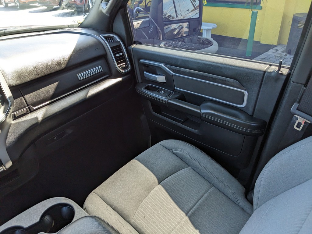 Ram 2500 Vehicle Full-screen Gallery Image 13