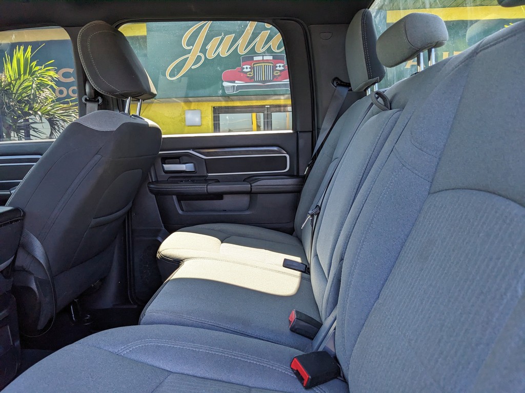 Ram 2500 Vehicle Full-screen Gallery Image 14