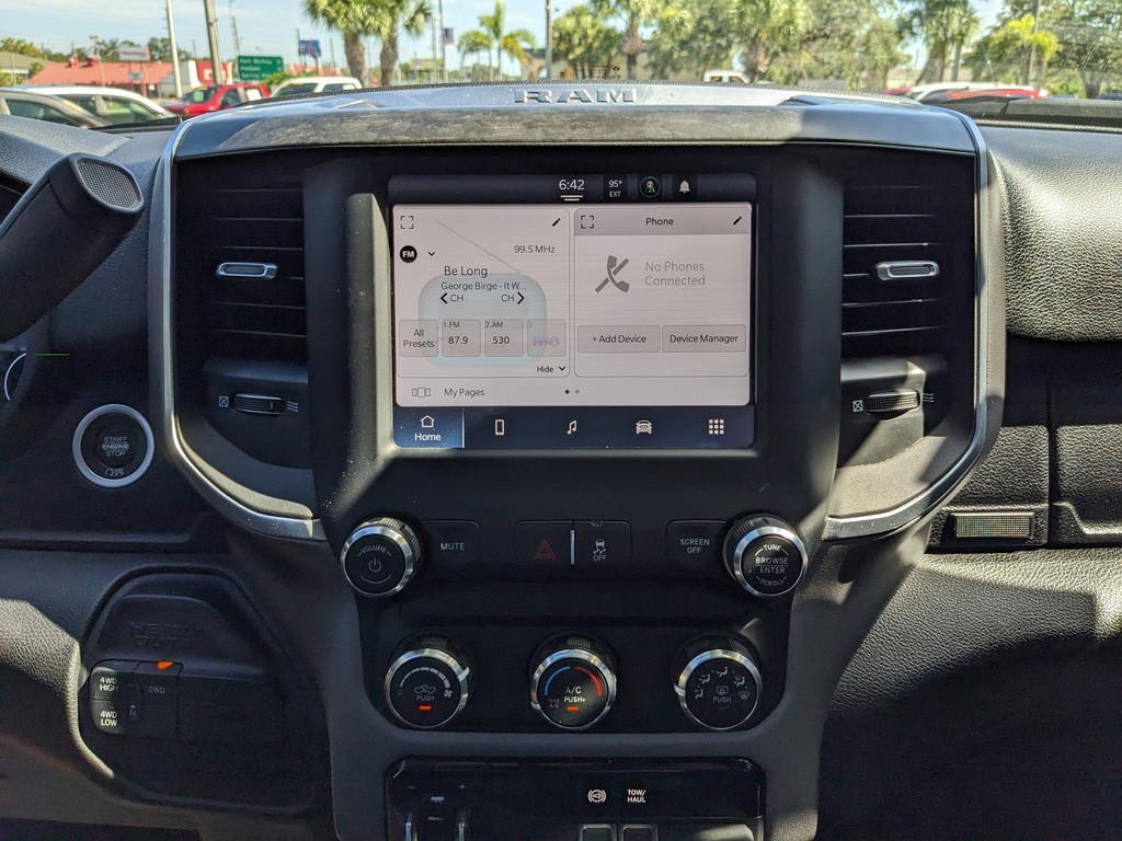 Ram 2500 Vehicle Full-screen Gallery Image 18