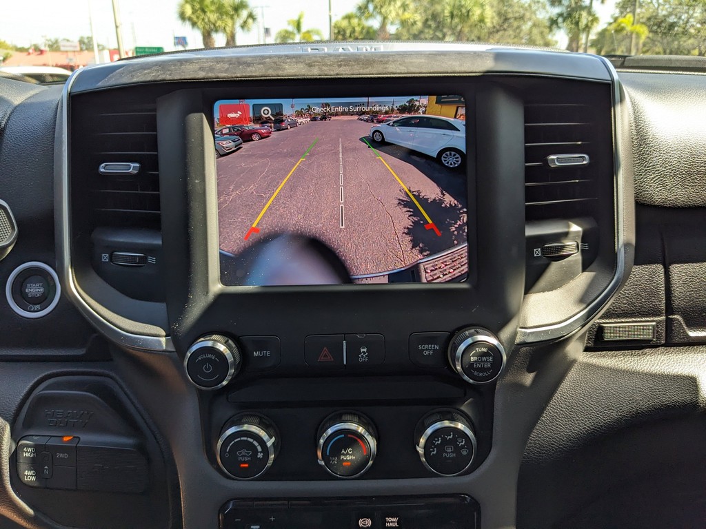 Ram 2500 Vehicle Full-screen Gallery Image 19