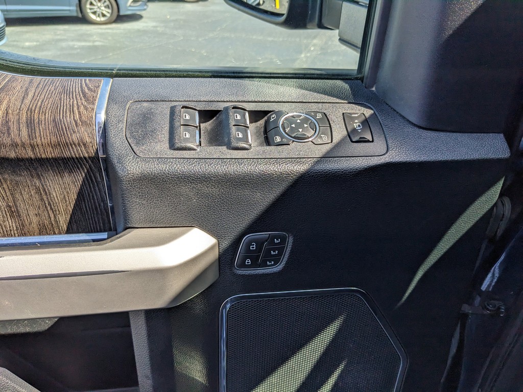 Ford Super Duty F-250 SRW Vehicle Full-screen Gallery Image 16