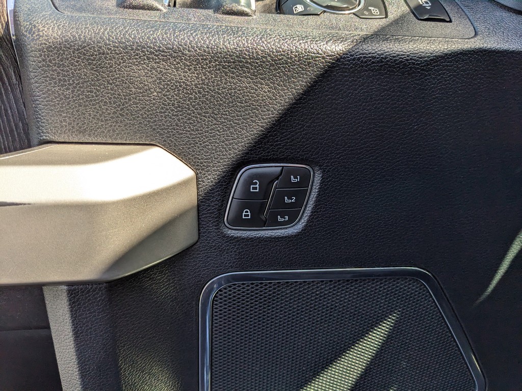 Ford Super Duty F-250 SRW Vehicle Full-screen Gallery Image 17