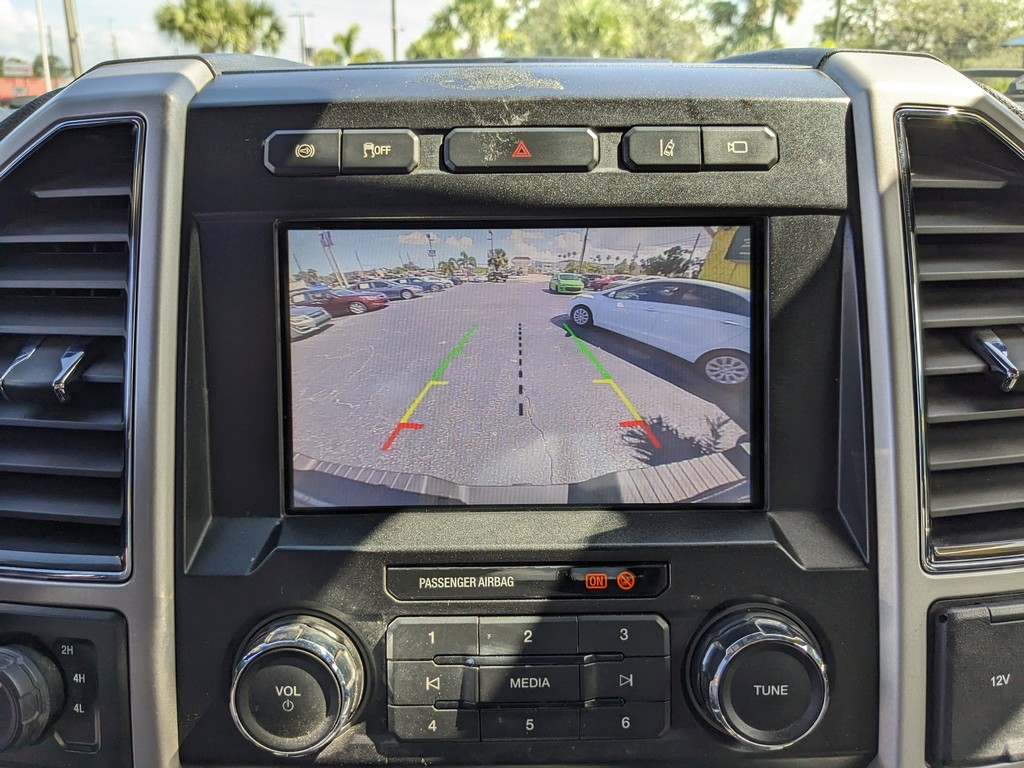 Ford Super Duty F-250 SRW Vehicle Full-screen Gallery Image 22