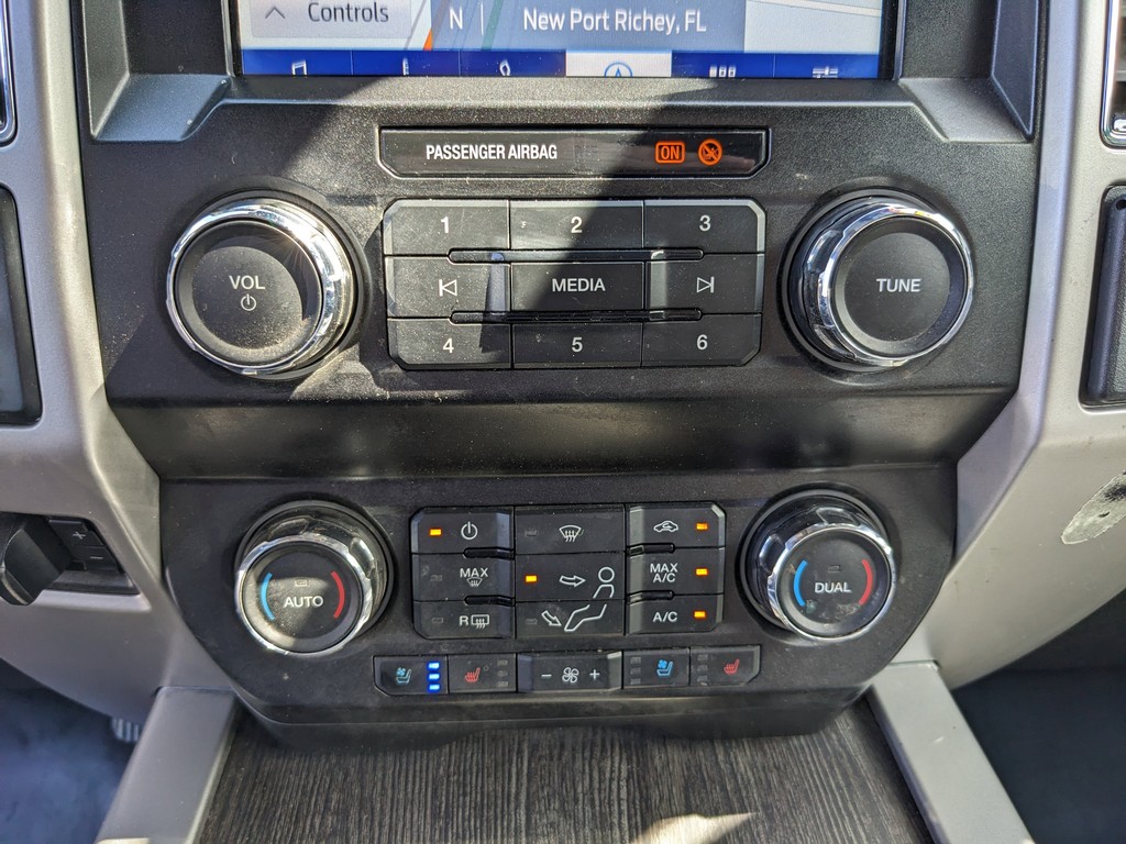 Ford Super Duty F-250 SRW Vehicle Full-screen Gallery Image 23