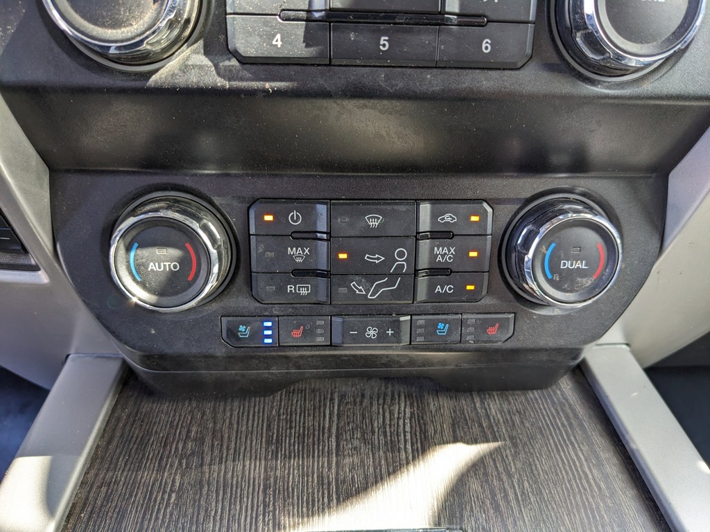 Ford Super Duty F-250 SRW Vehicle Full-screen Gallery Image 24