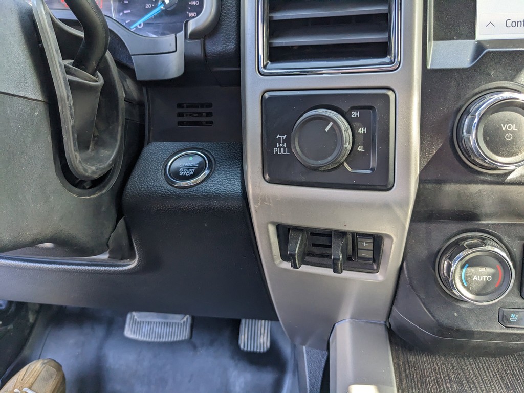 Ford Super Duty F-250 SRW Vehicle Full-screen Gallery Image 25