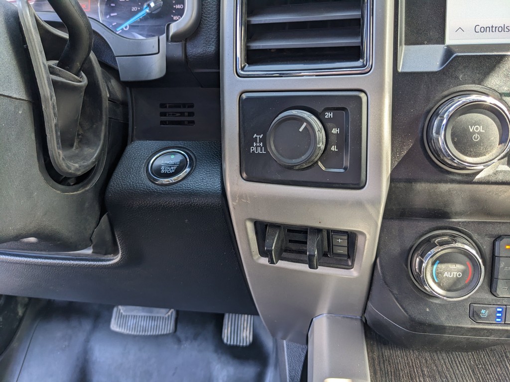 Ford Super Duty F-250 SRW Vehicle Full-screen Gallery Image 26