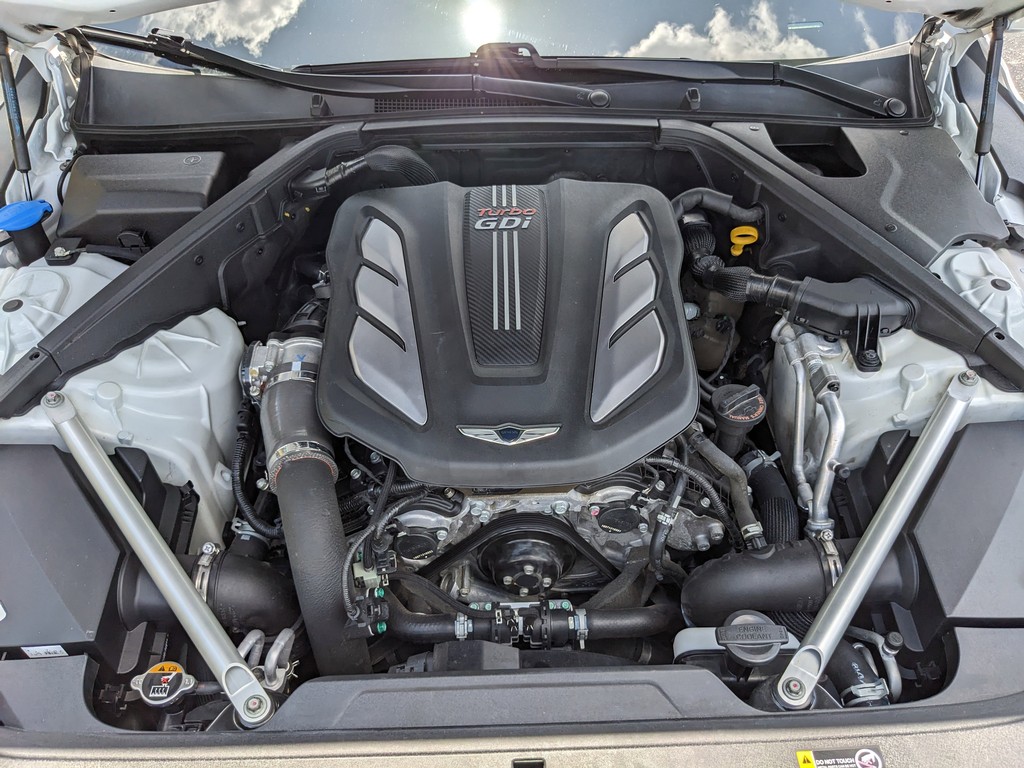 Genesis G90 Vehicle Full-screen Gallery Image 06