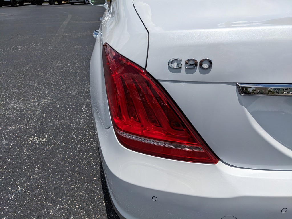 Genesis G90 Vehicle Full-screen Gallery Image 08