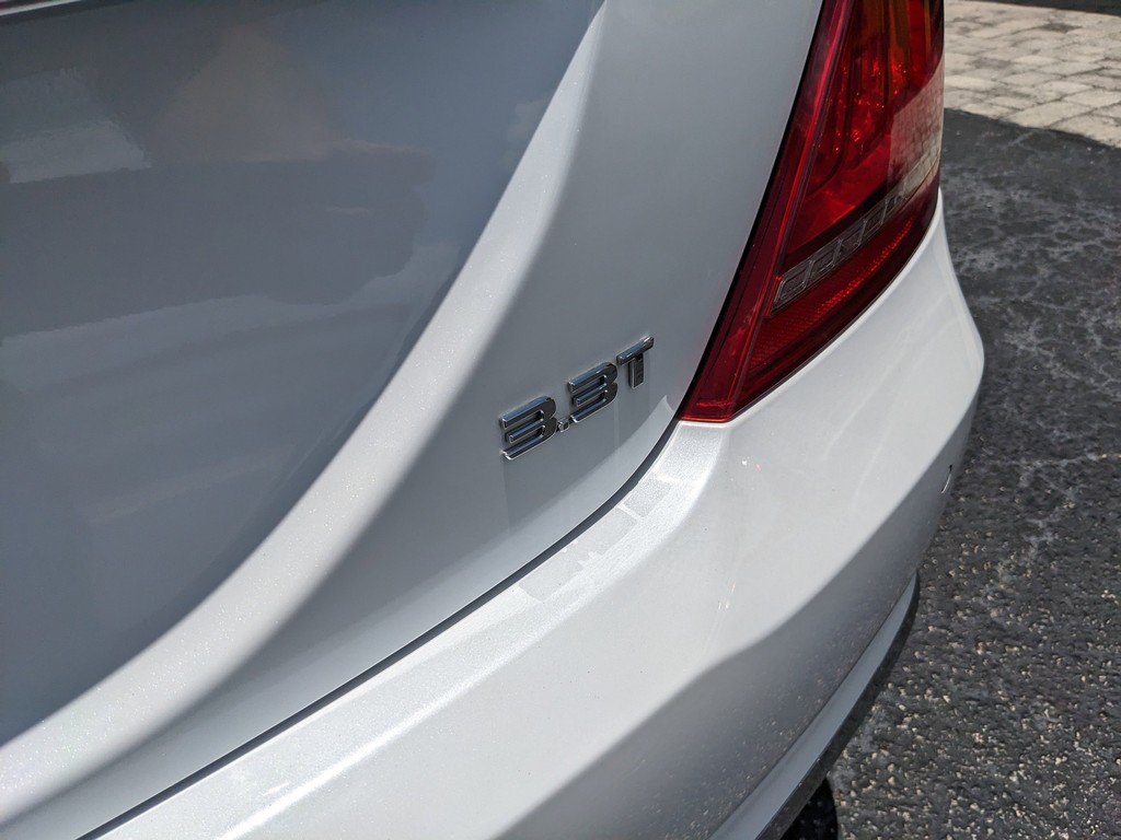 Genesis G90 Vehicle Full-screen Gallery Image 09