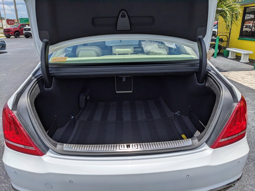 Genesis G90 Vehicle Full-screen Gallery Image 10