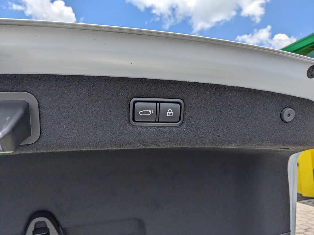 Genesis G90 Vehicle Full-screen Gallery Image 11