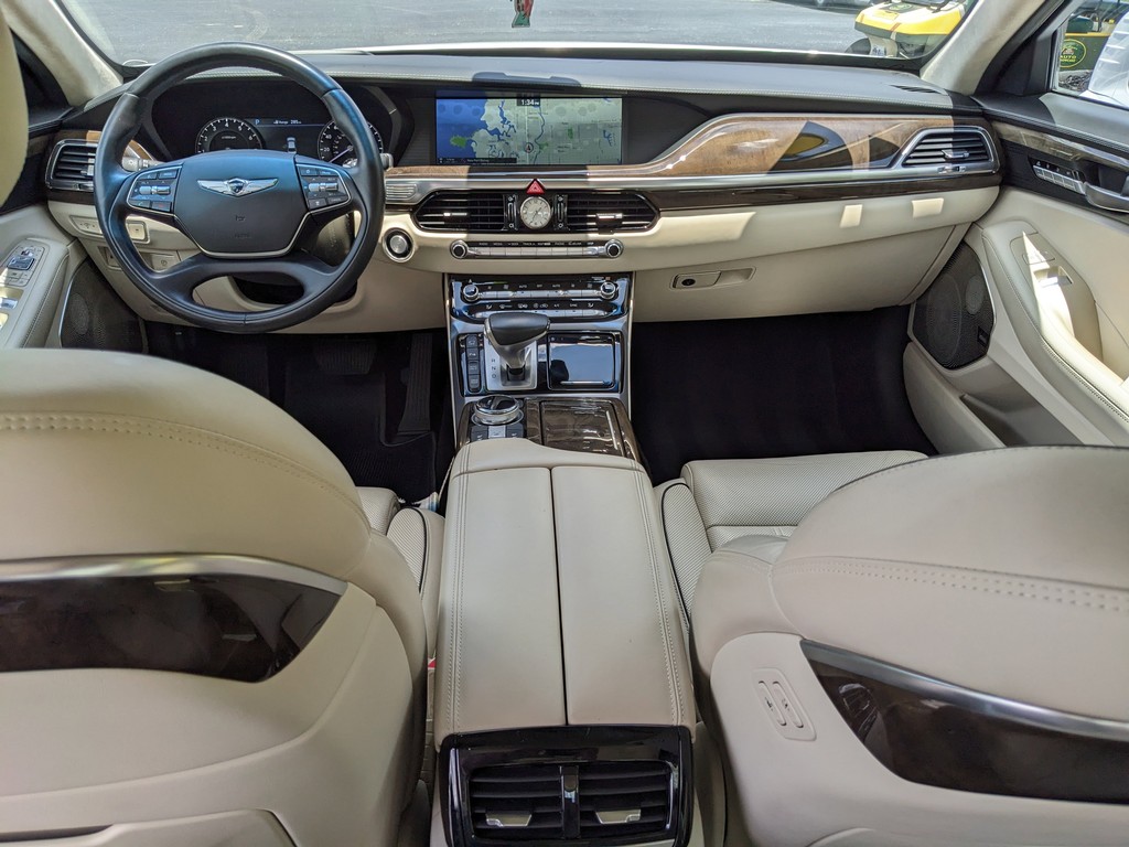 Genesis G90 Vehicle Full-screen Gallery Image 13