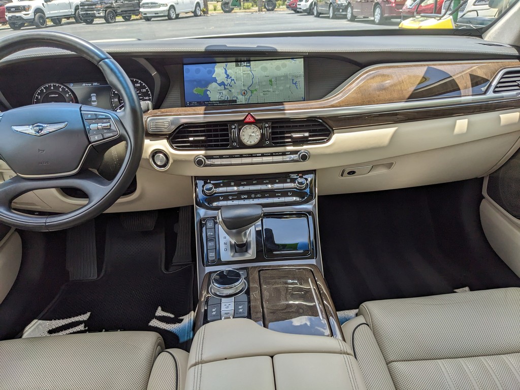 Genesis G90 Vehicle Full-screen Gallery Image 15