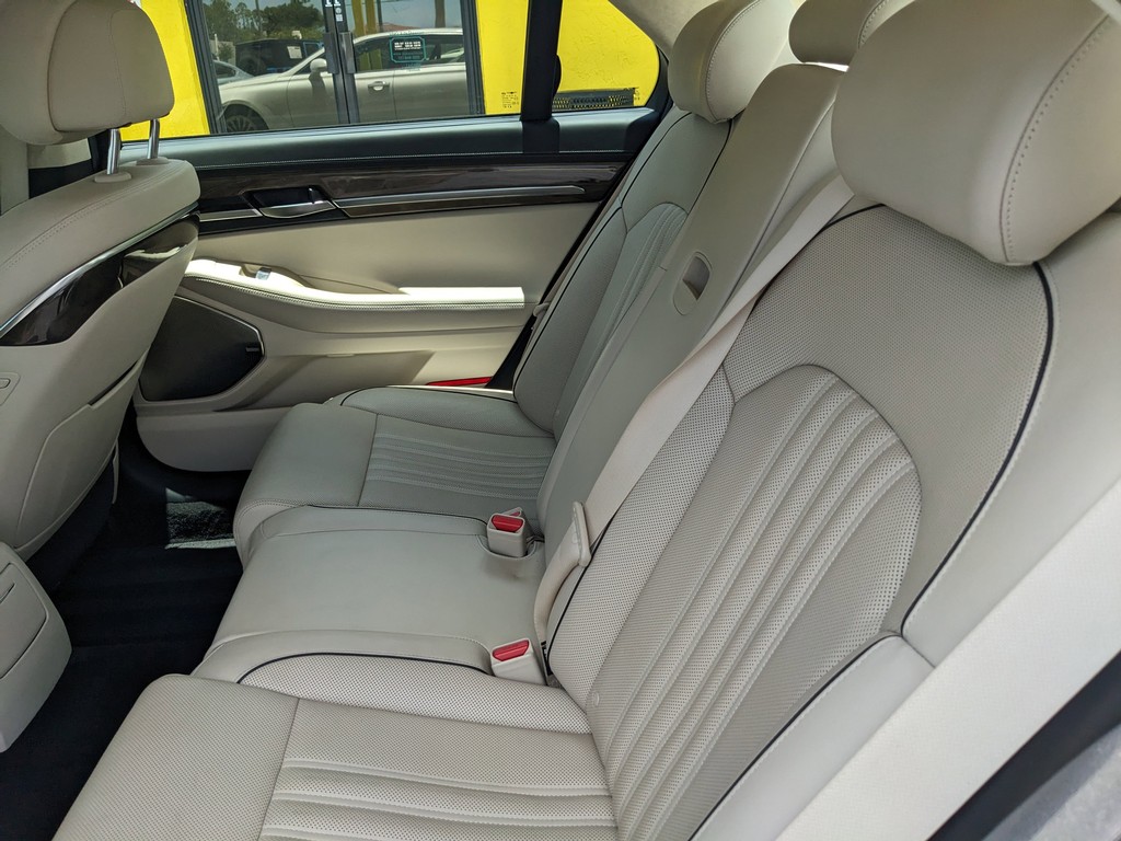 Genesis G90 Vehicle Full-screen Gallery Image 18