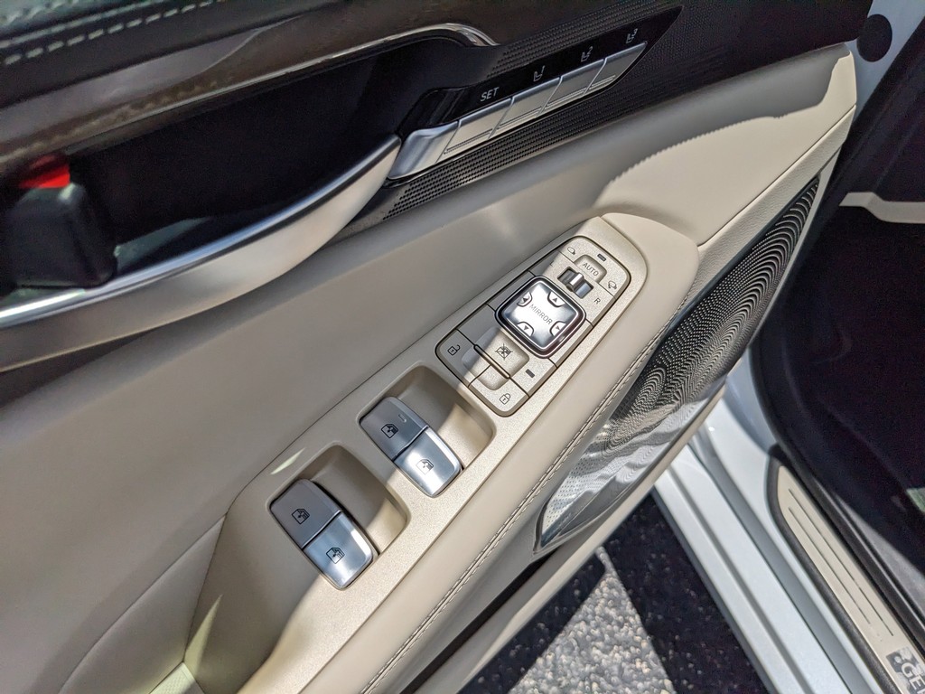 Genesis G90 Vehicle Full-screen Gallery Image 19