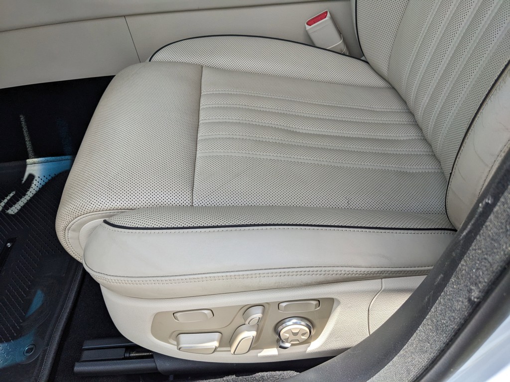 Genesis G90 Vehicle Full-screen Gallery Image 20