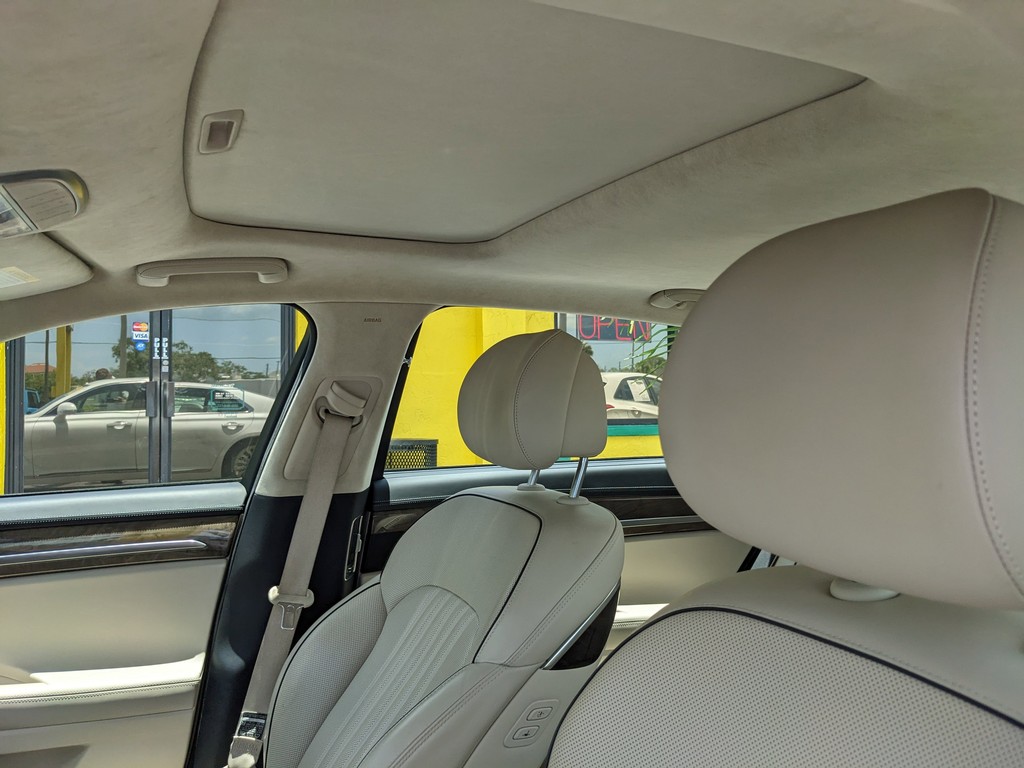 Genesis G90 Vehicle Full-screen Gallery Image 21