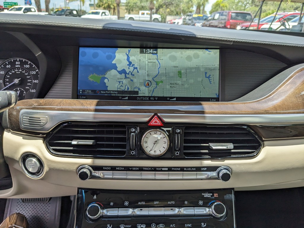 Genesis G90 Vehicle Full-screen Gallery Image 22