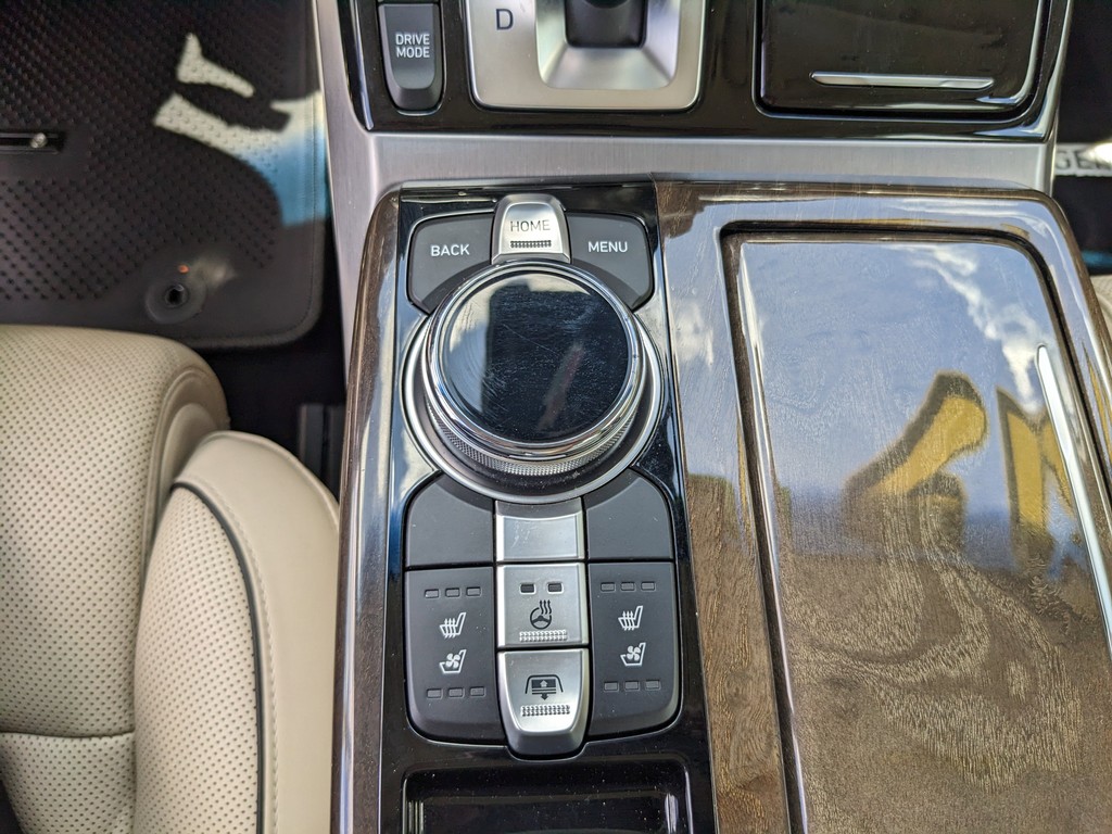 Genesis G90 Vehicle Full-screen Gallery Image 26