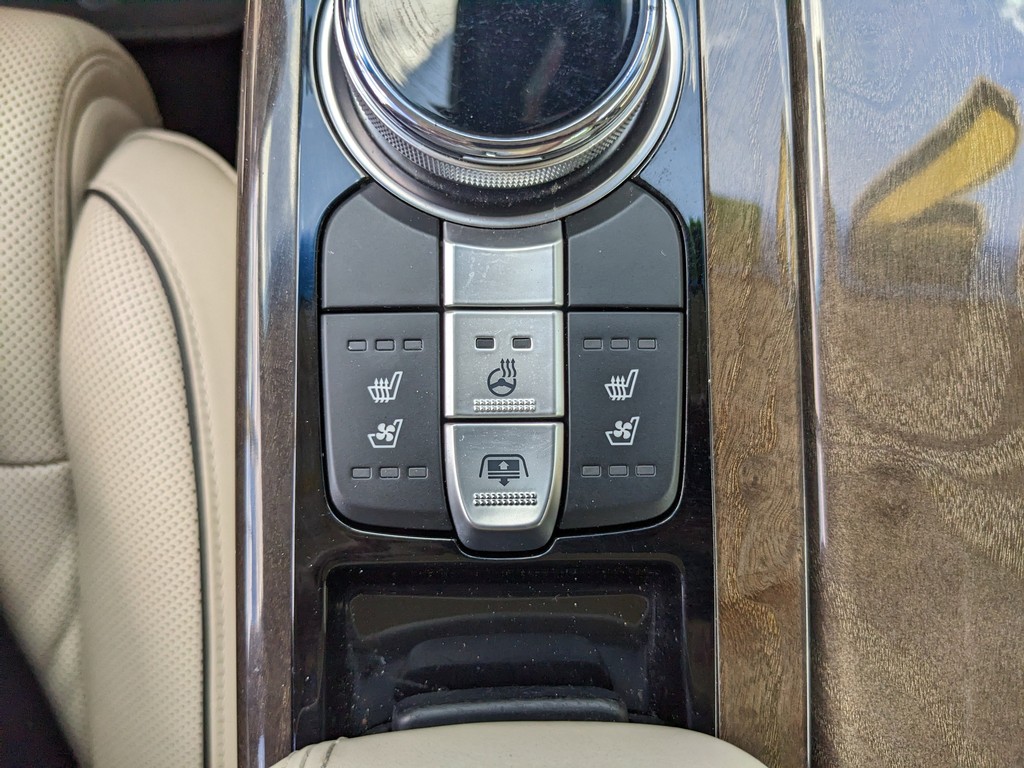 Genesis G90 Vehicle Full-screen Gallery Image 27