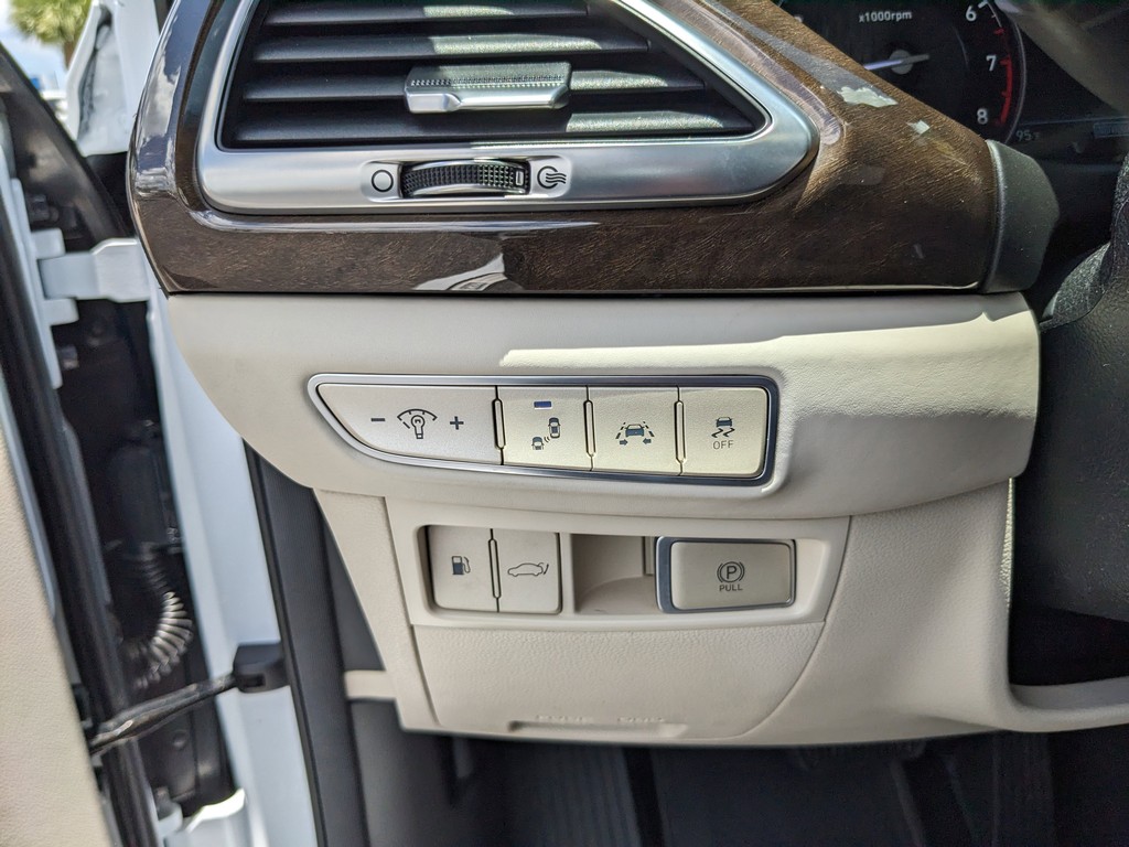 Genesis G90 Vehicle Full-screen Gallery Image 29