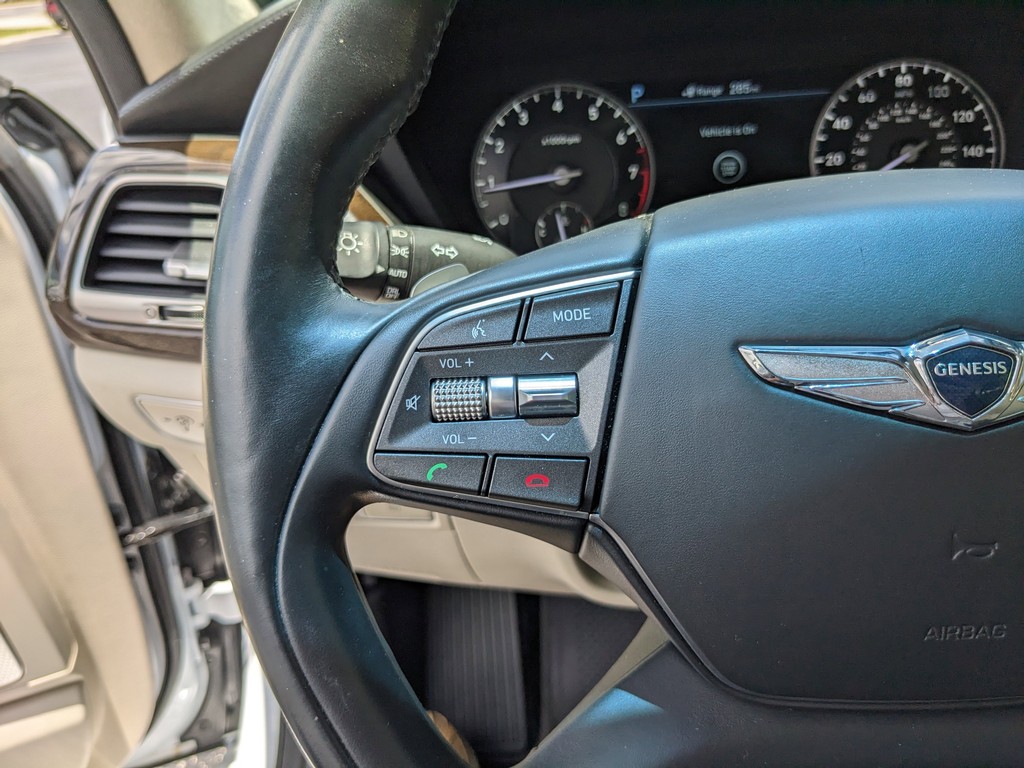 Genesis G90 Vehicle Full-screen Gallery Image 31