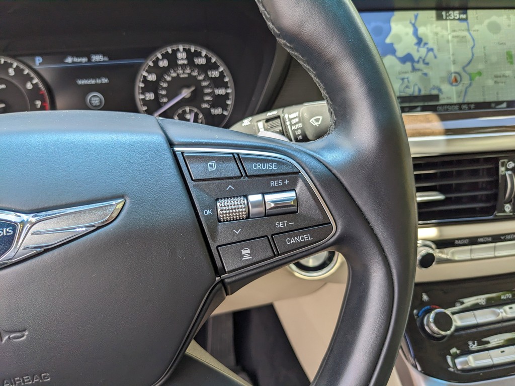 Genesis G90 Vehicle Full-screen Gallery Image 32