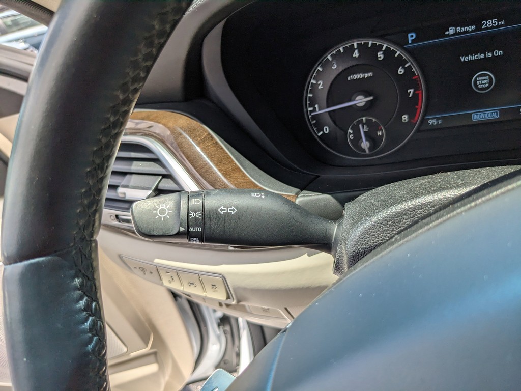 Genesis G90 Vehicle Full-screen Gallery Image 33