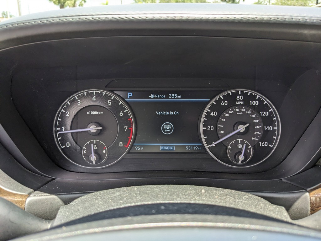 Genesis G90 Vehicle Full-screen Gallery Image 35