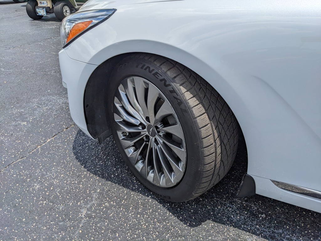 Genesis G90 Vehicle Full-screen Gallery Image 36