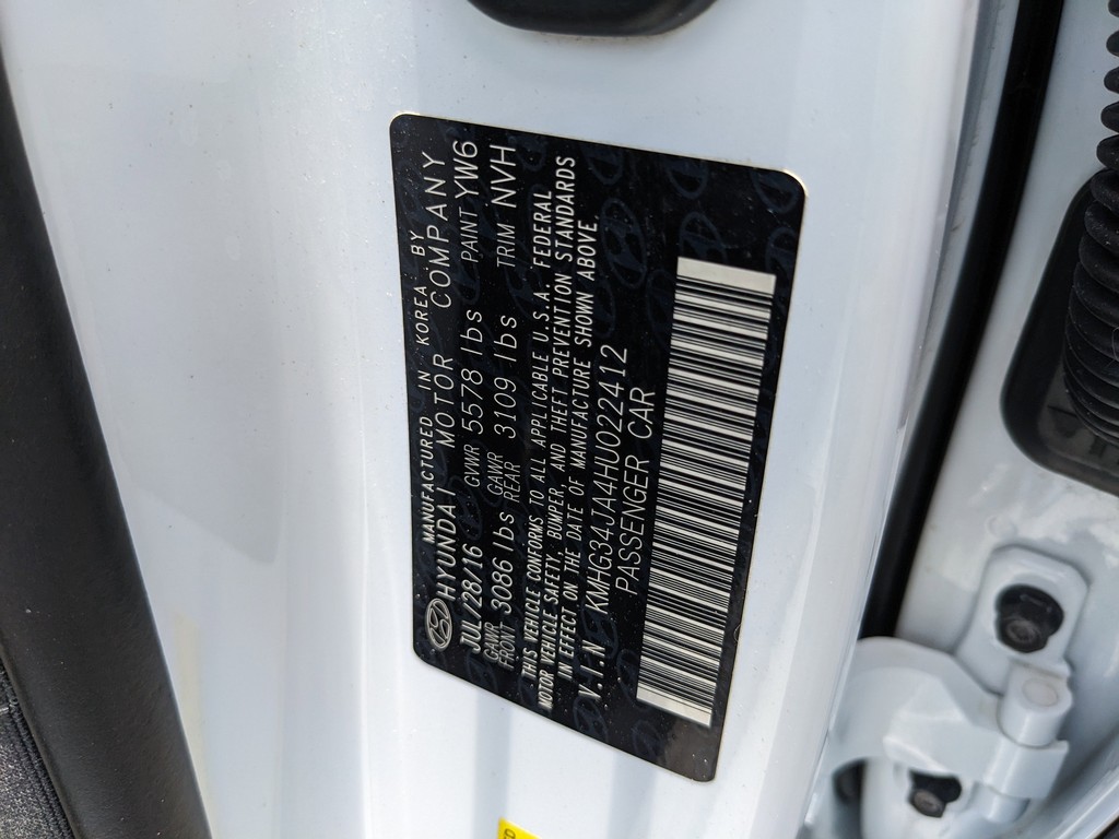 Genesis G90 Vehicle Full-screen Gallery Image 37