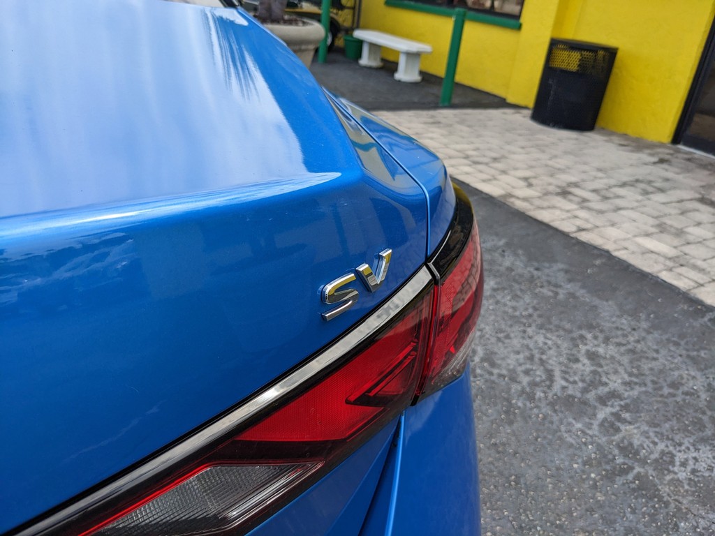 Nissan Sentra Vehicle Full-screen Gallery Image 08