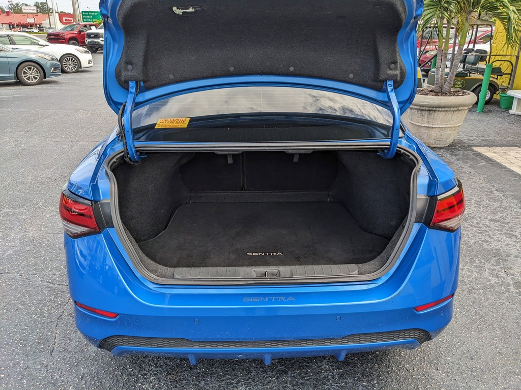 Nissan Sentra Vehicle Full-screen Gallery Image 09