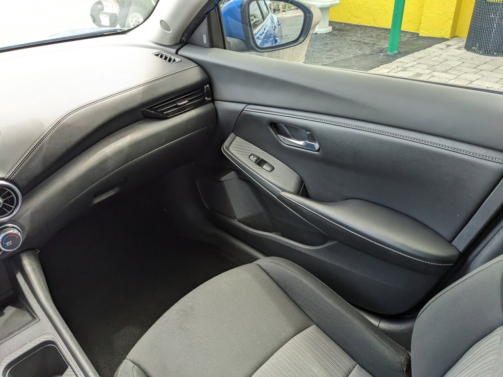 Nissan Sentra Vehicle Full-screen Gallery Image 14