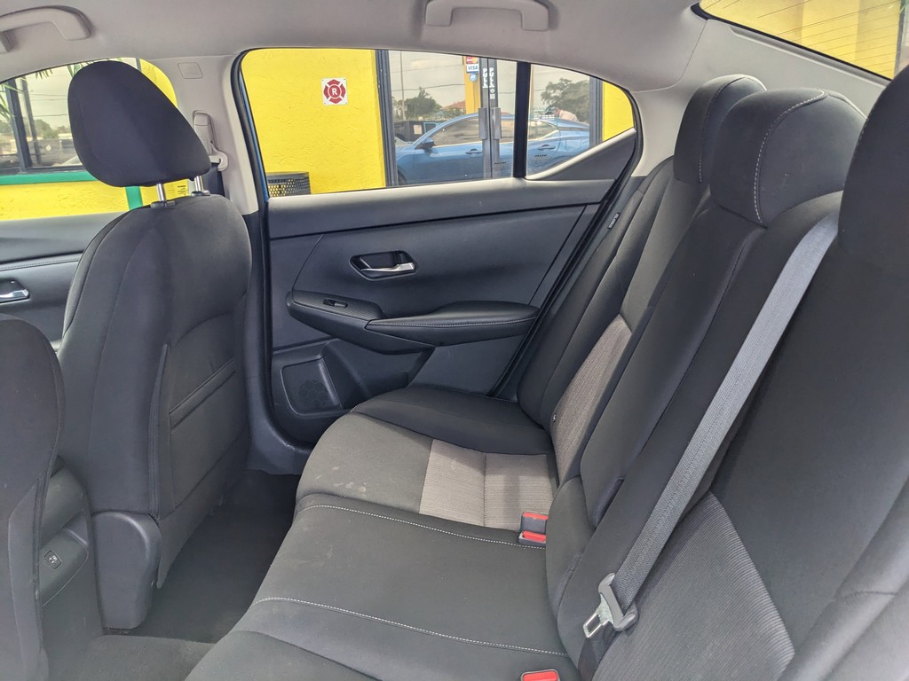 Nissan Sentra Vehicle Full-screen Gallery Image 15