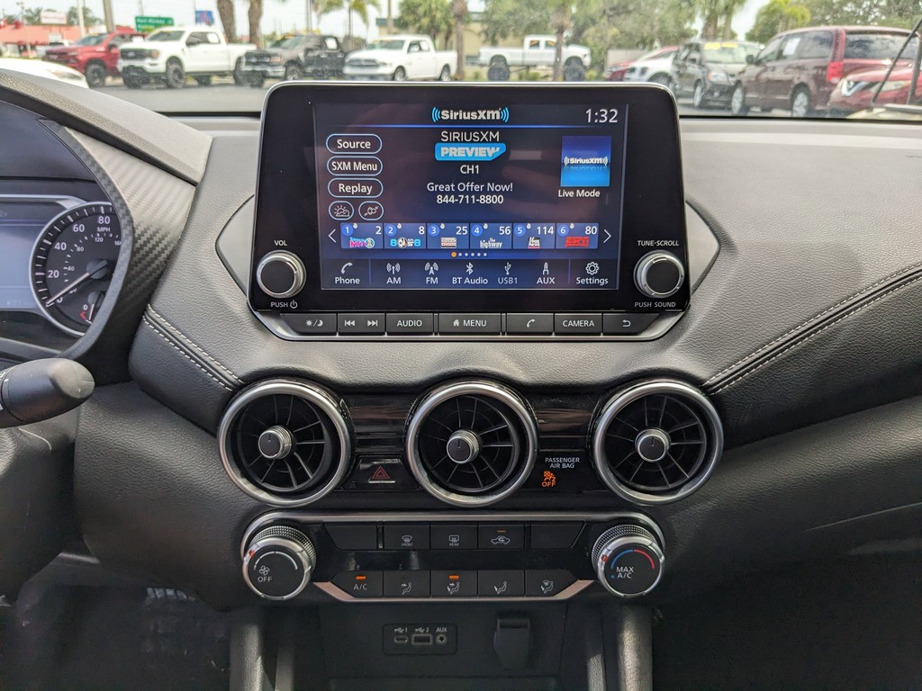 Nissan Sentra Vehicle Full-screen Gallery Image 19