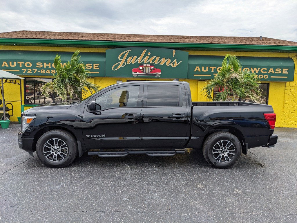 Nissan Titan Vehicle Full-screen Gallery Image 02