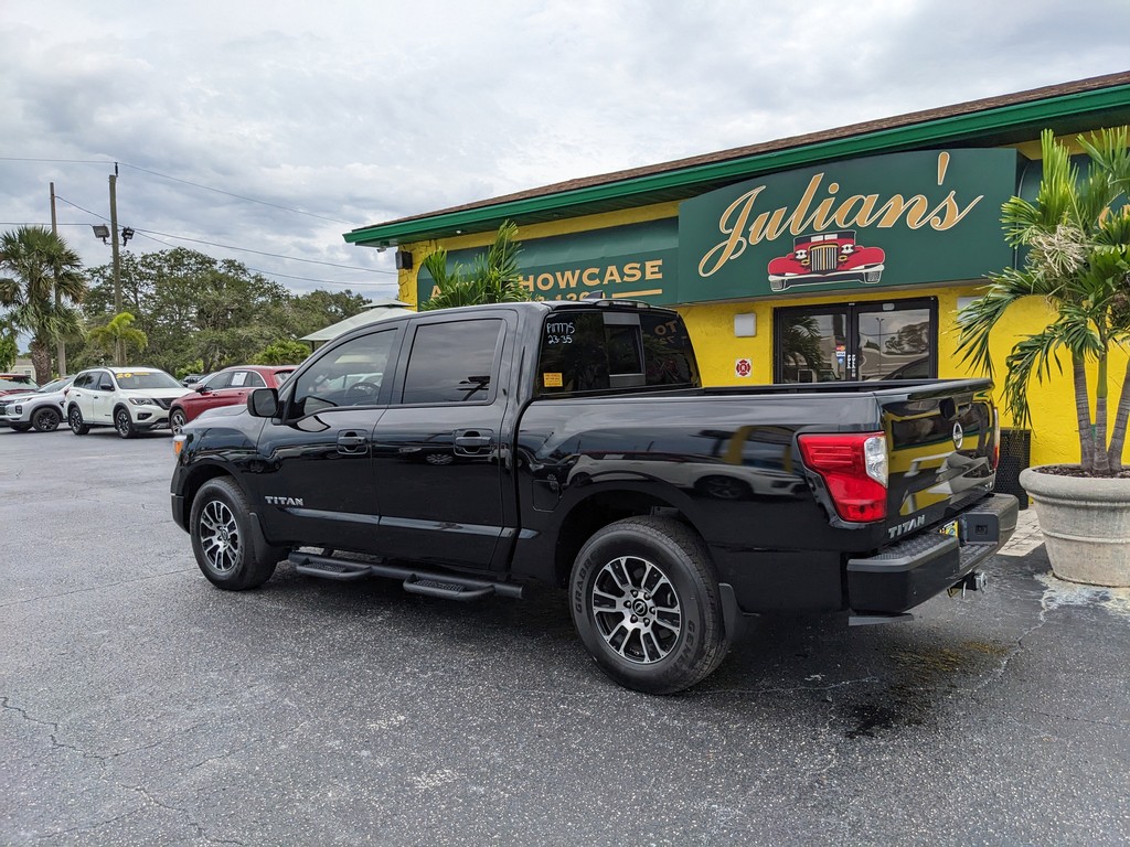 Nissan Titan Vehicle Full-screen Gallery Image 03