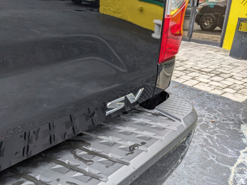 Nissan Titan Vehicle Full-screen Gallery Image 08