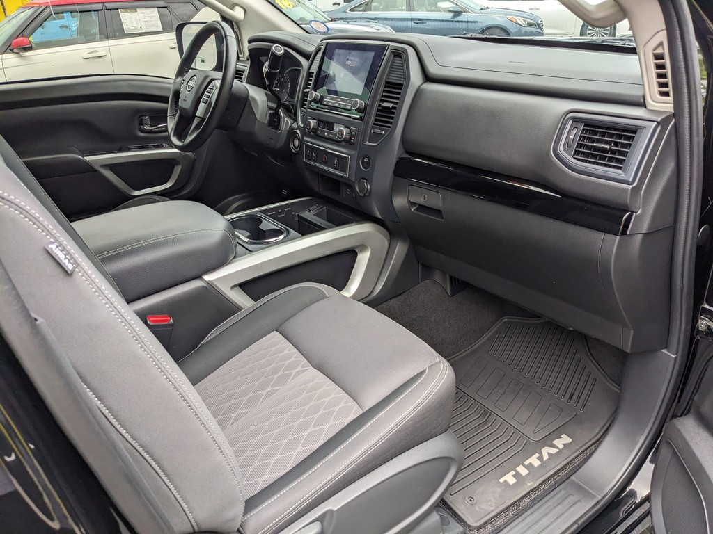 Nissan Titan Vehicle Full-screen Gallery Image 09