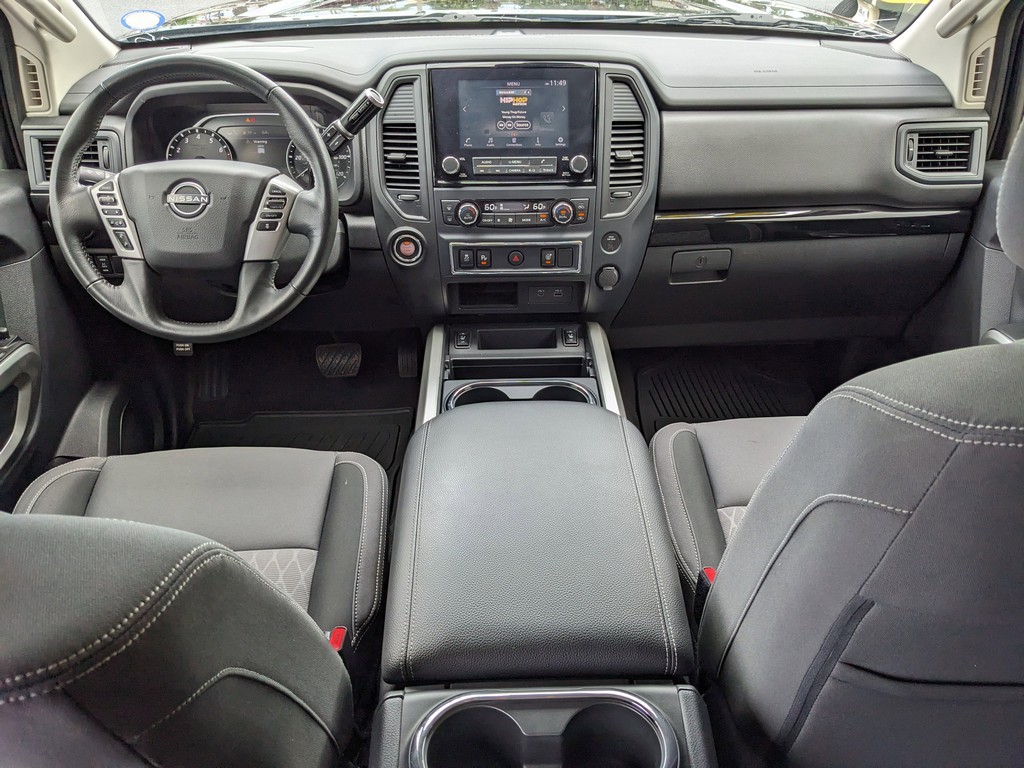Nissan Titan Vehicle Full-screen Gallery Image 10