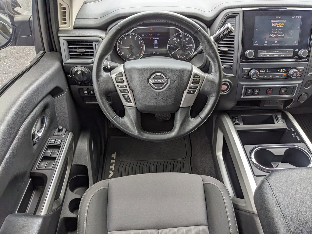 Nissan Titan Vehicle Full-screen Gallery Image 11