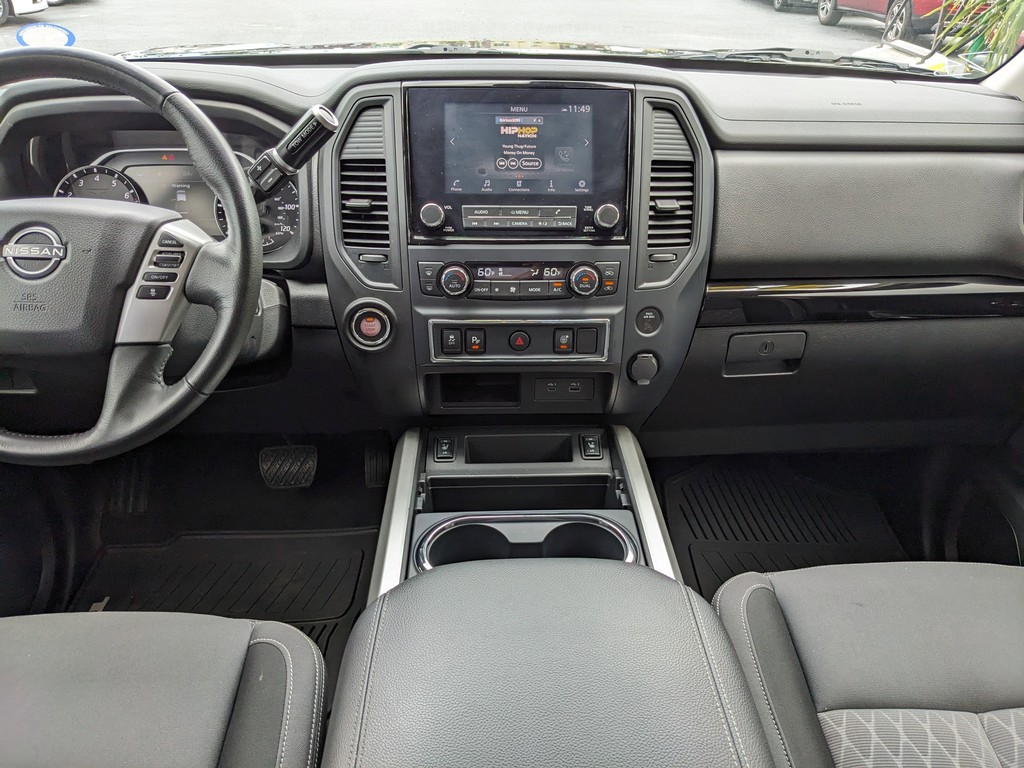 Nissan Titan Vehicle Full-screen Gallery Image 12