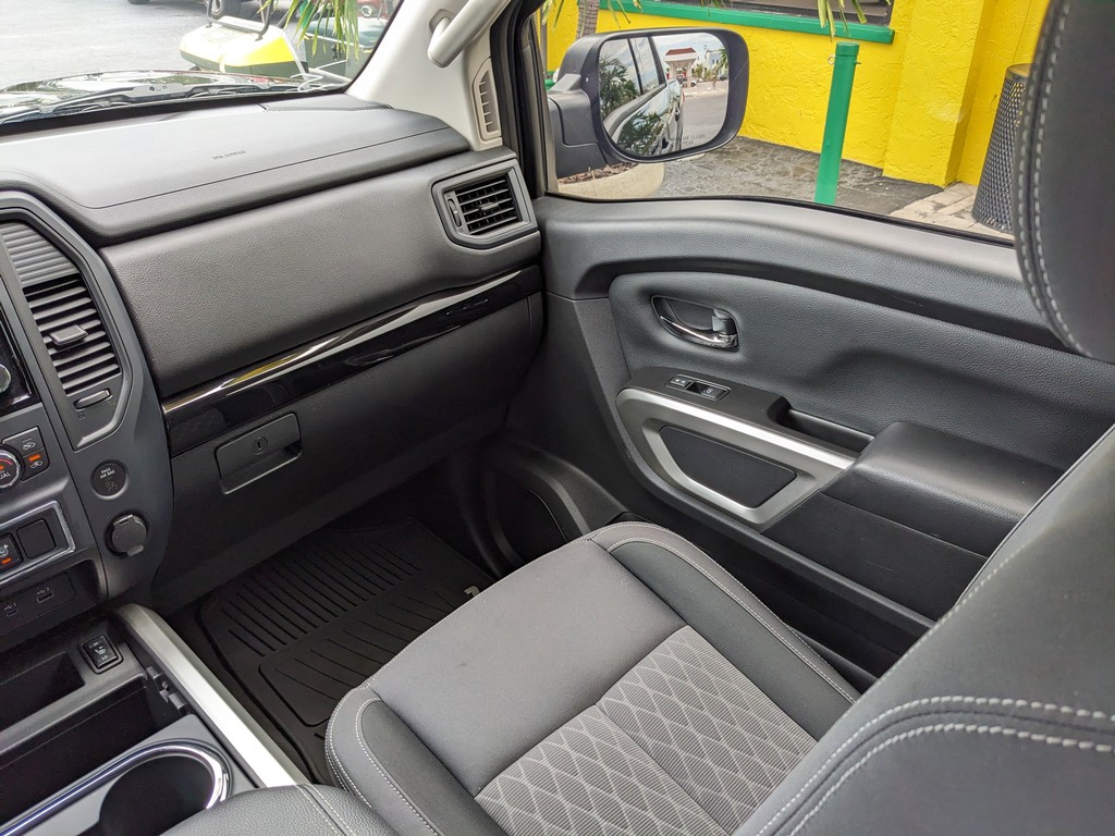 Nissan Titan Vehicle Full-screen Gallery Image 13