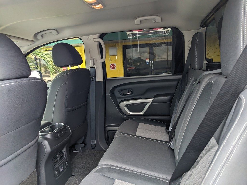 Nissan Titan Vehicle Full-screen Gallery Image 14