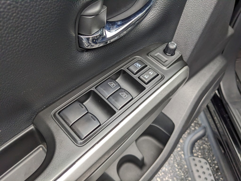 Nissan Titan Vehicle Full-screen Gallery Image 15