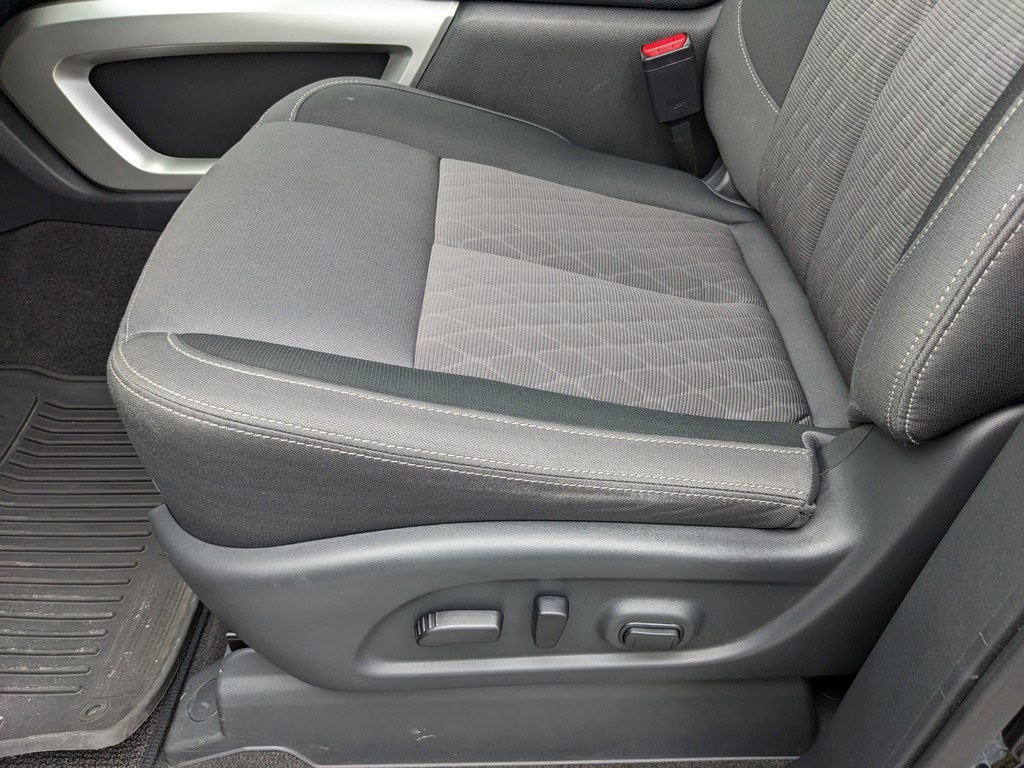 Nissan Titan Vehicle Full-screen Gallery Image 16