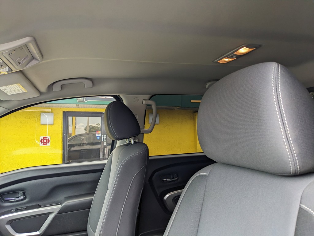 Nissan Titan Vehicle Full-screen Gallery Image 17